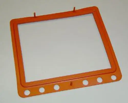 Orangefarbene Dichtung für eine Kondensatwanne, geeignet für den Einsatz mit Remeha-Produkten, mit mehreren Lochungen zur Befestigung.